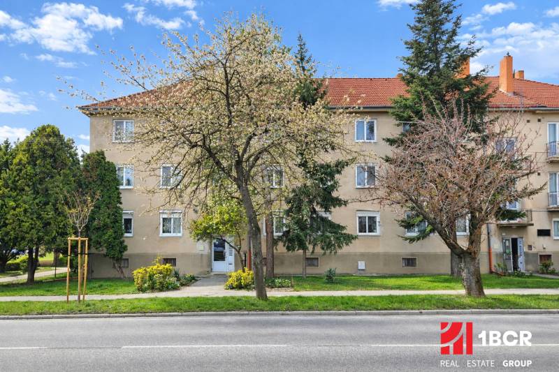 NOVÁ KOMPLET. REK., 3–IZB. BYT, PIVNICA, BALKÓN, DUKELSKÁ, BERNOLÁKOVO - Bytový dom na Dukelskej ulici v Bernolákove s tromi poschodiami a okolitou zeleňou.