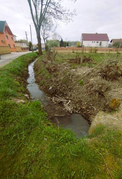 Veľký stavebný pozemok len 15 km od Nitry v obci Horná Kráľová - Potok pri pozemkoch na bývanie v Hornej Kráľovej obklopený zeleňou a stromami.