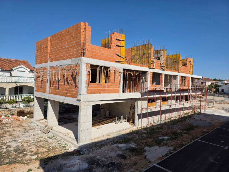 CHORVÁTSKO - Apartmány 40 m od mora vo výstavbe - SRIMA, VODICE - Výstavba 3-izbového bytu v Srime, so zjavnými rozostavanými tehlovými múrmi.