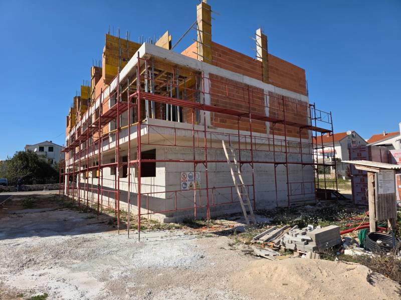 CHORVÁTSKO - Apartmány 40 m od mora vo výstavbe - SRIMA, VODICE - Stavebný objekt 3-izbového bytu v Srime, ktorý je vo výstavbe s lešením.