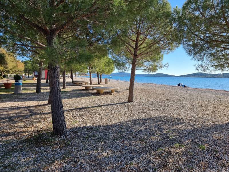 CHORVÁTSKO - Apartmány 40 m od mora vo výstavbe - SRIMA, VODICE - Kamienková pláž pri mori, lemovaná stromami, ponúka príjemný oddych v prírode.