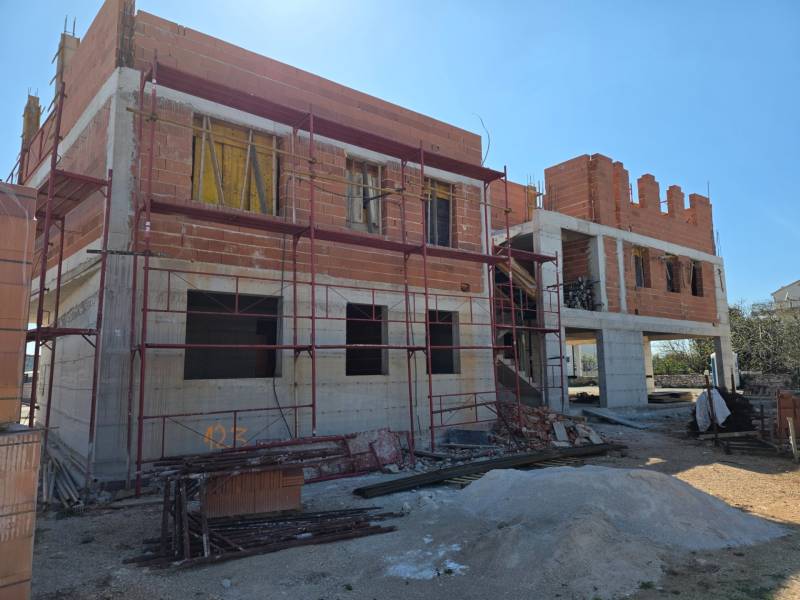 CHORVÁTSKO - Apartmány 40 m od mora vo výstavbe - SRIMA, VODICE - Rozostavaný 3-izbový byt v meste Srima s lešením a stavebným materiálom.