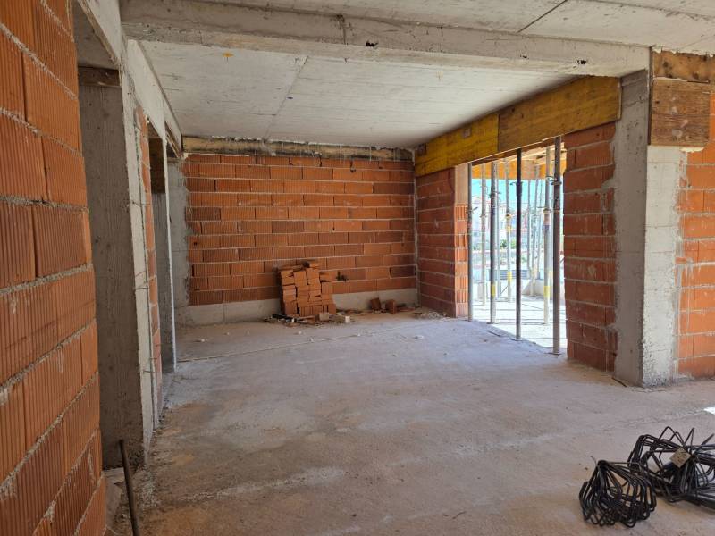 CHORVÁTSKO - Apartmány 40 m od mora vo výstavbe - SRIMA, VODICE - Stavba 3-izbového bytu v Srime s tehlovými stenami a betónovou podlahou.