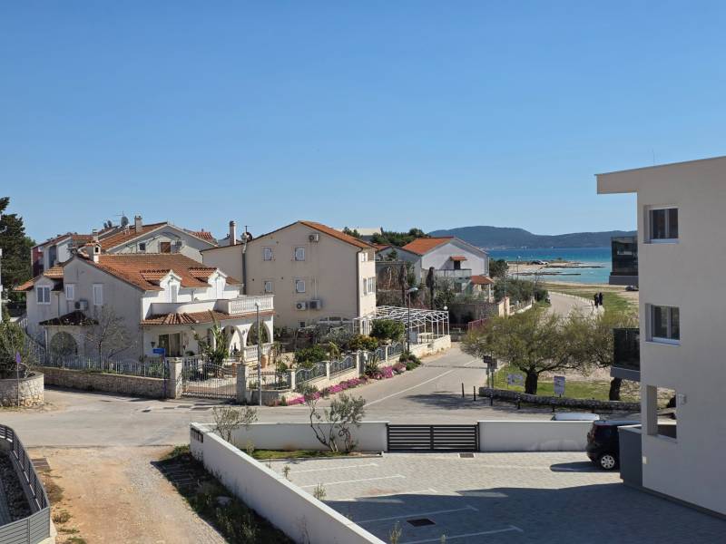 CHORVÁTSKO - Apartmány 40 m od mora vo výstavbe - SRIMA, VODICE - Pohľad z 3-izbového bytu v Srime na more a okolité domy.