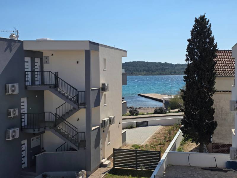CHORVÁTSKO - Apartmány 40 m od mora vo výstavbe - SRIMA, VODICE - Pohľad na okolie v Srima s výhľadom na more a apartmánovým domom.
