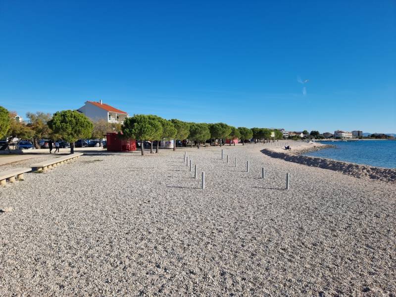 CHORVÁTSKO - Apartmány 40 m od mora vo výstavbe - SRIMA, VODICE - Nádherná štrková pláž s čistým morom a stromami pozdĺž chodníka.