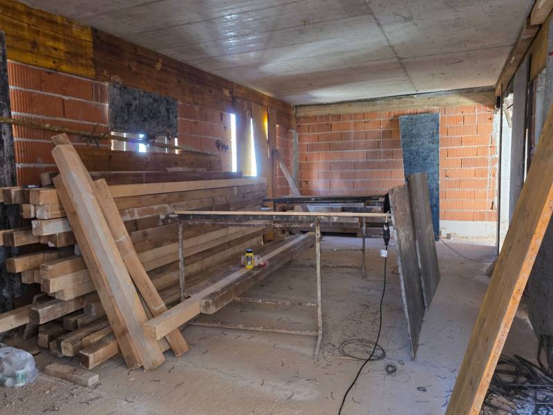 CHORVÁTSKO - Apartmány 40 m od mora vo výstavbe - SRIMA, VODICE - Stavenisko 3-izbového bytu s rozostavanými tehlovými stenami a drevenými trámami.