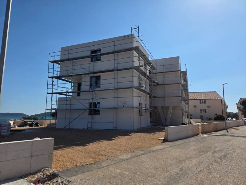 CHORVÁTSKO - Moderné apartmány 80 m od mora - SRIMA, VODICE - Stavebný projekt v meste Srima, obklopený lešením a pobrežným prostredím.