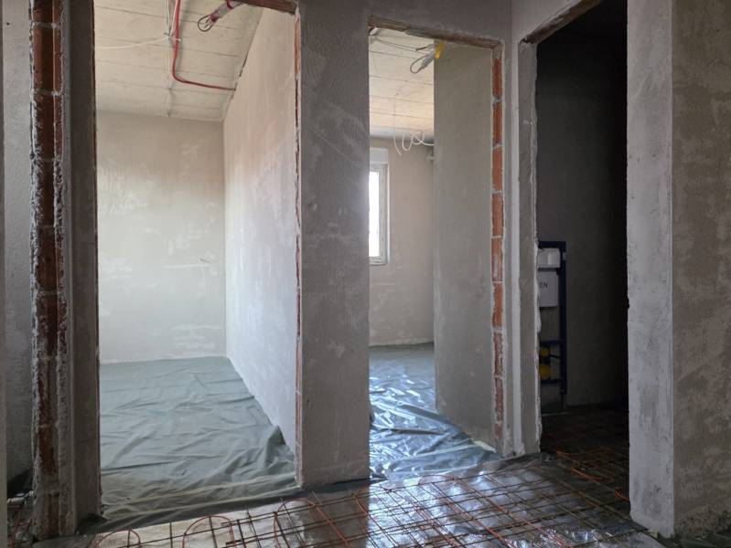 CHORVÁTSKO - Moderné apartmány 80 m od mora - SRIMA, VODICE - Interiér rozostavaného 3-izbového bytu s pohľadom na stavenisko a okná.