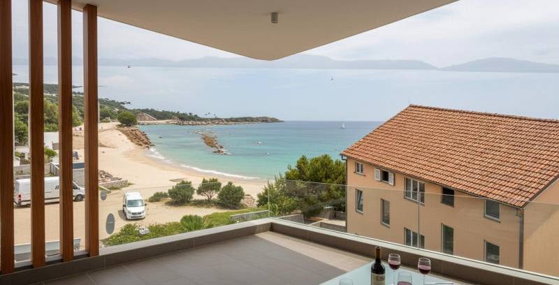 CHORVÁTSKO - Moderné apartmány 80 m od mora - SRIMA, VODICE - Pohľad na pláž a more z balkóna 3-izbového bytu v Srime.