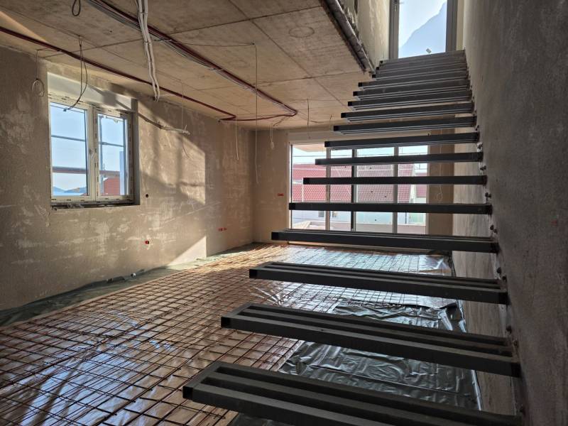 CHORVÁTSKO - Moderné apartmány 80 m od mora - SRIMA, VODICE - Stavebný proces 3-izbového bytu so schodiskom a oknami, bez povrchovej úpravy.