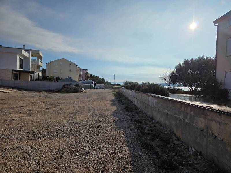 CHORVÁTSKO - Moderné apartmány 80 m od mora - SRIMA, VODICE - Pohľad na ulice so stavbami v SRIMA a slnečným počasím.