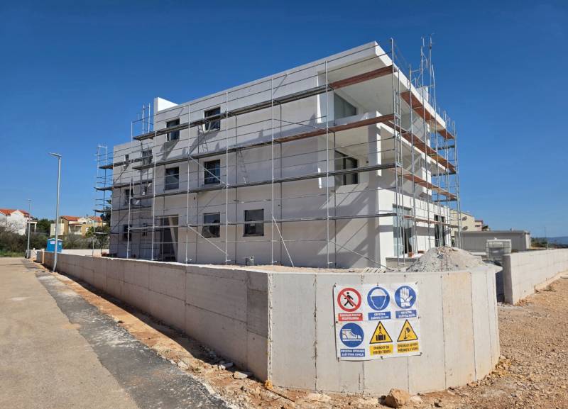 CHORVÁTSKO - Moderné apartmány 80 m od mora - SRIMA, VODICE - Budova s lešením v SRIME, 3-izbový byt vo výstavbe.