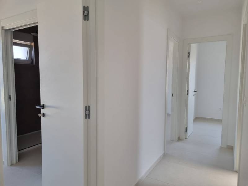 CHORVÁTSKO - 4 izbové apartmány s priestrannými pivnicami - VODICE - Chodba 4-izbového bytu s bielymi stenami a otvorenými dverami.