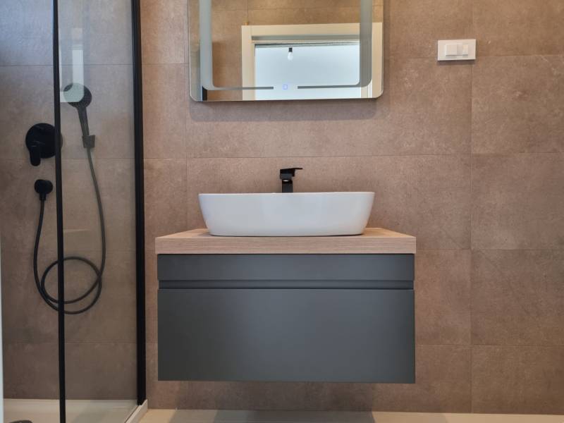 CHORVÁTSKO - 4 izbové apartmány s priestrannými pivnicami - VODICE - Kúpeľňa v 4-izbovom byte s moderným umývadlom a sprchovým kútom.