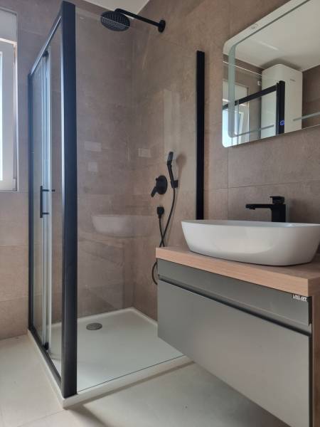 CHORVÁTSKO - 4 izbové apartmány s priestrannými pivnicami - VODICE - Kúpeľňa so sprchovacím kútom a umývadlom v 4-izbovom byte.