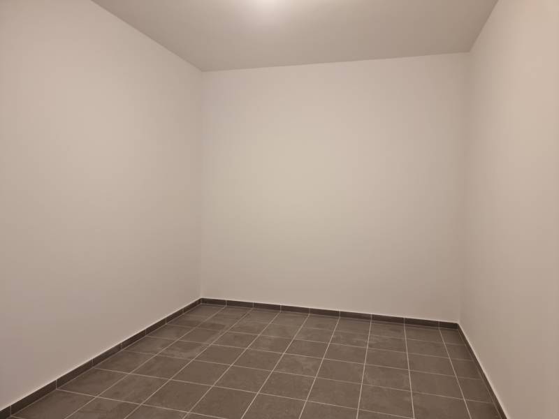 CHORVÁTSKO - 4 izbové apartmány s priestrannými pivnicami - VODICE - Prázdna miestnosť so sivými dlaždicami v 4-izbovom byte.