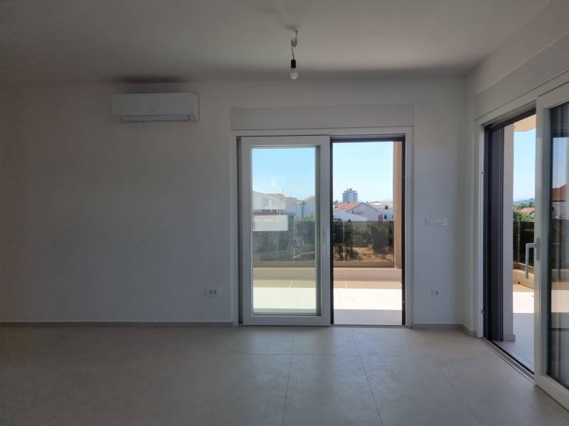 CHORVÁTSKO - 4 izbové apartmány s priestrannými pivnicami - VODICE - Priestranný obývací priestor s veľkými oknami a vyhľadom v 4-izbovom byte.