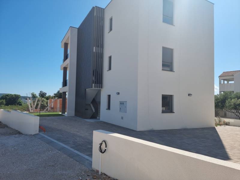 CHORVÁTSKO - 4 izbové apartmány s priestrannými pivnicami - VODICE - Exteriér 4-izbového bytu vo Vodiciach s modernou architektúrou a priľahlou záhradou.