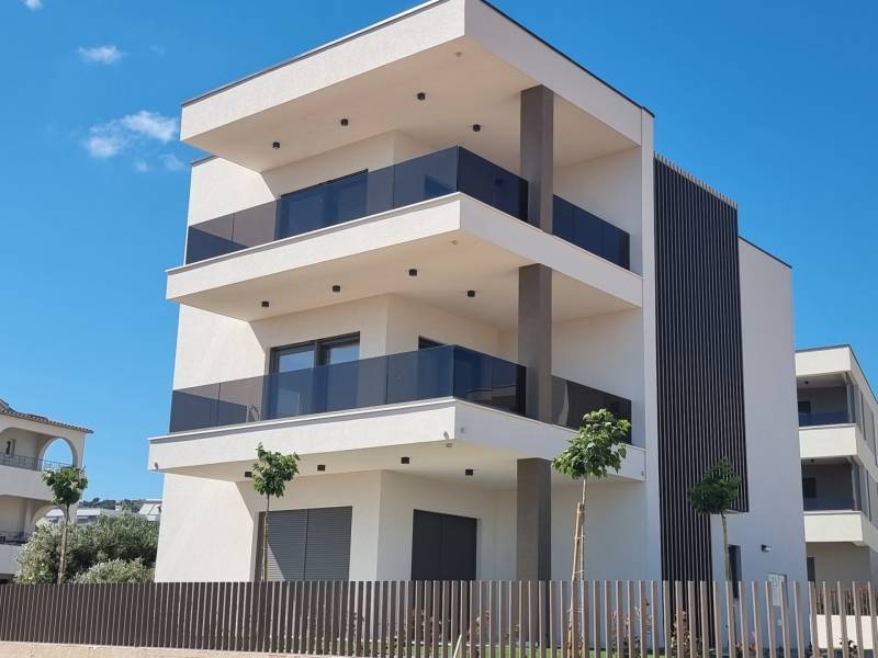 CHORVÁTSKO - 4 izbové apartmány s priestrannými pivnicami - VODICE - Exteriér 4-izbového bytu v meste Vodice, moderná budova s priestrannými terasami.