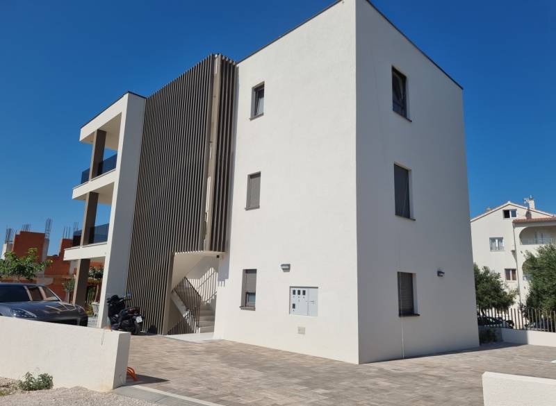 CHORVÁTSKO - 4 izbové apartmány s priestrannými pivnicami - VODICE - 4-izbový byt v meste Vodice s modernou architektúrou a parkovacím miestom pri budove.