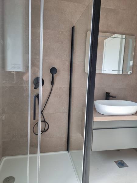 CHORVÁTSKO - 4 izbové apartmány s priestrannými pivnicami - VODICE - Kúpeľňa so sprchovacím kútom a umývadlom v 4-izbovom byte.