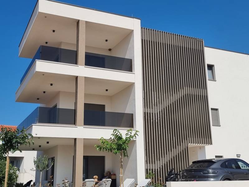 CHORVÁTSKO - 4 izbové apartmány s priestrannými pivnicami - VODICE - Moderná trojposchodová stavba v lokalite Vodice, s 4-izbovými bytmi a terasami.