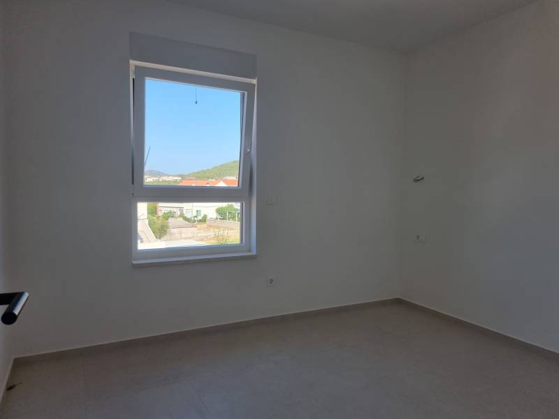 CHORVÁTSKO - 4 izbové apartmány s priestrannými pivnicami - VODICE - Svetlá miestnosť s oknom, neutrálne steny v 4-izbovom byte.