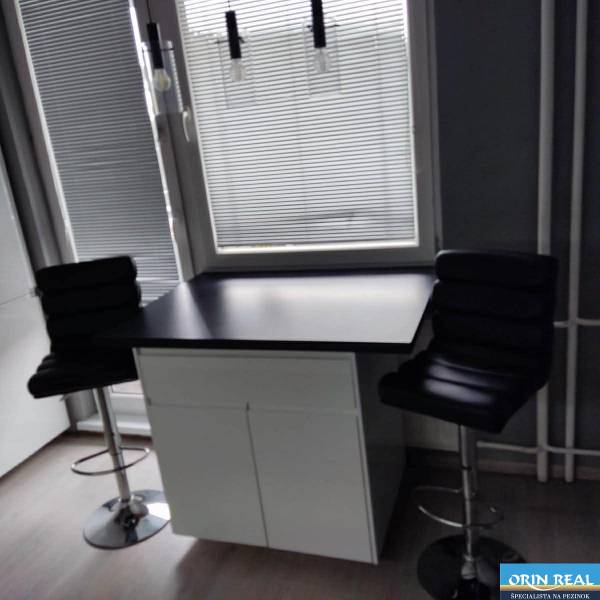 Na prenájom pekný 3izbový byt po rekonštrukcii 800,- Eur - V 3-izbovom byte sú čierne stoličky pri jednoduchom stolíku.