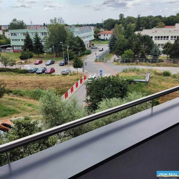 Na prenájom pekný 3izbový byt po rekonštrukcii 800,- Eur - Výhľad z balkóna 3-izbového bytu na Svätoplukovej ulici v Pezinku.