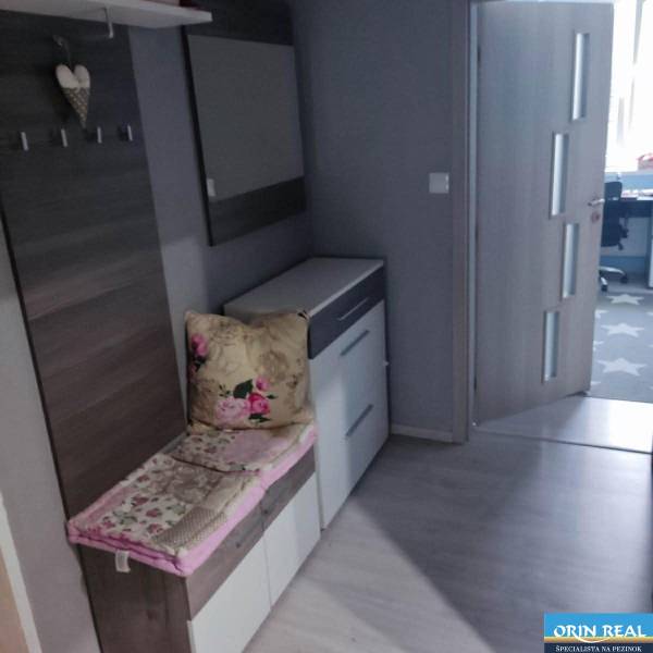 Na prenájom pekný 3izbový byt po rekonštrukcii 800,- Eur - Predsieň so skriňou, zrkadlom a podlahou s dreveným dekorom v 3-izbovom byte.