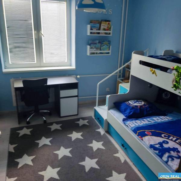Na prenájom pekný 3izbový byt po rekonštrukcii 800,- Eur - Detská izba v 3-izbovom byte s poschodovou posteľou a pracovným stolom.