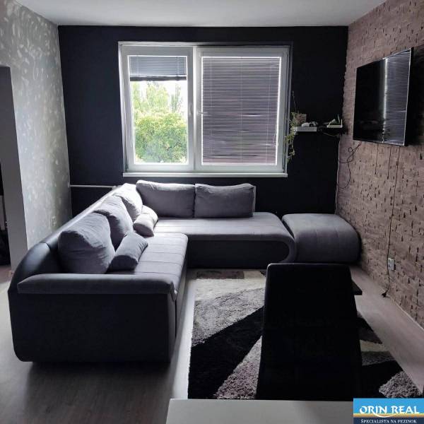 Na prenájom pekný 3izbový byt po rekonštrukcii 800,- Eur - Obývacia izba v 3-izbovom byte s pohodlnou rohovou sedačkou a televízorom.