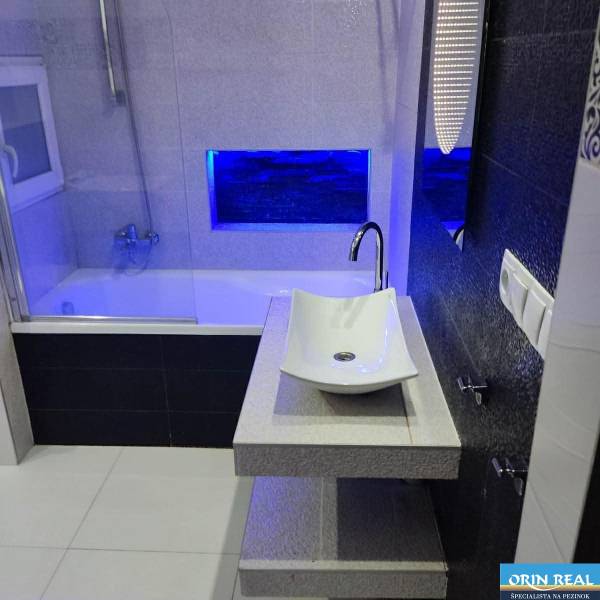 Na prenájom pekný 3izbový byt po rekonštrukcii 800,- Eur - Kúpeľňa s vaňou a umývadlom, osvetlená modrým svetlom v 3-izbovom byte.