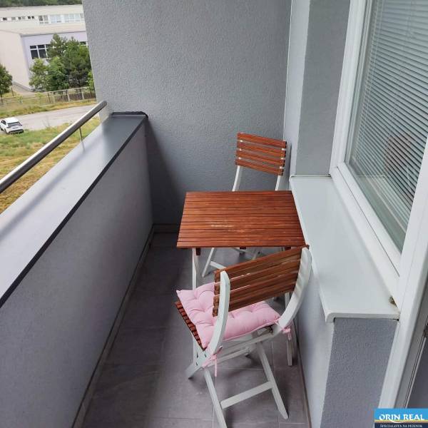 Na prenájom pekný 3izbový byt po rekonštrukcii 800,- Eur - Balkón 3-izbového bytu na Svätoplukovej ulici v Pezinku s posedením.