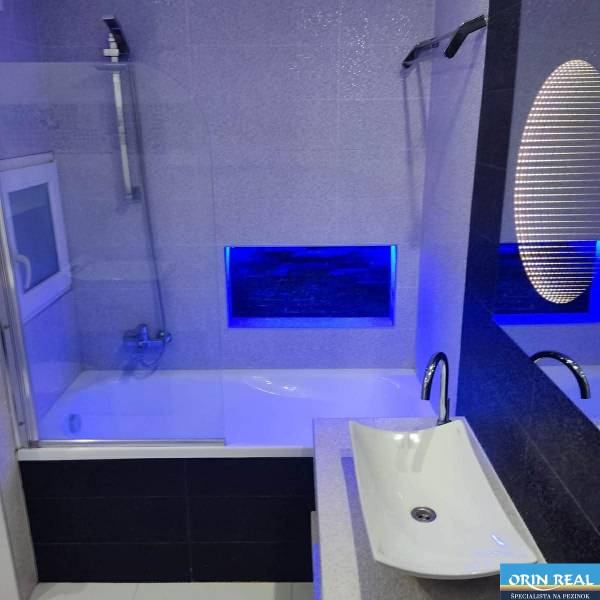 Na prenájom pekný 3izbový byt po rekonštrukcii 800,- Eur - Kúpeľňa s vaňou, zaujímavým umývadlom a modrým osvetlením v 3-izbovom byte.