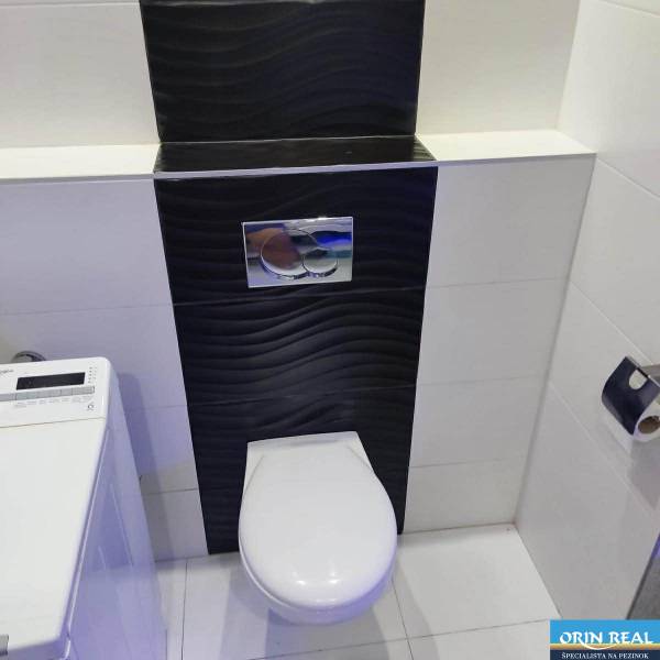 Na prenájom pekný 3izbový byt po rekonštrukcii 800,- Eur - Kúpeľňa v 3-izbovom byte s toaletou a práčkou, čierne obklady.