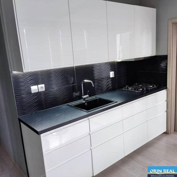 Na prenájom pekný 3izbový byt po rekonštrukcii 800,- Eur - Kuchynská linka s bielymi skrinkami a čiernym obkladom v 3-izbovom byte.