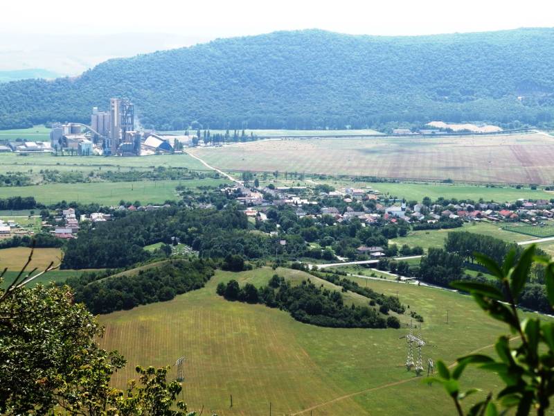 Dvorníky – Spoluvlastnícky podiel na lese a pozemku pri obci - Pohľad na Poľnohospodárske a lesné pozemky v Dvorníkoch-Včelároch s priemyselným areálom.