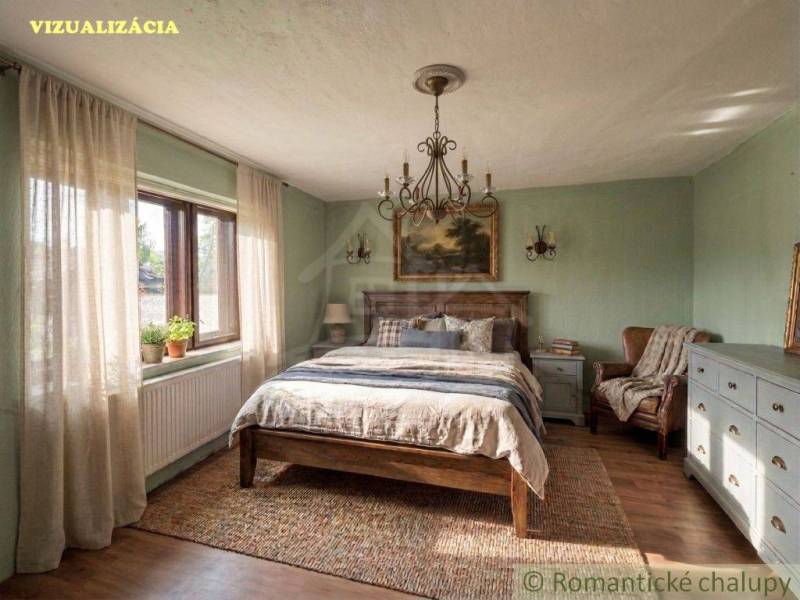 Vymeňte mestský hluk za ticho Bystričky: Domček s dušou a potenciálom - Spálňa s rustikálnym nábytkom, podlaha s dreveným dekorom a veľkým oknom v rodinnom dome.