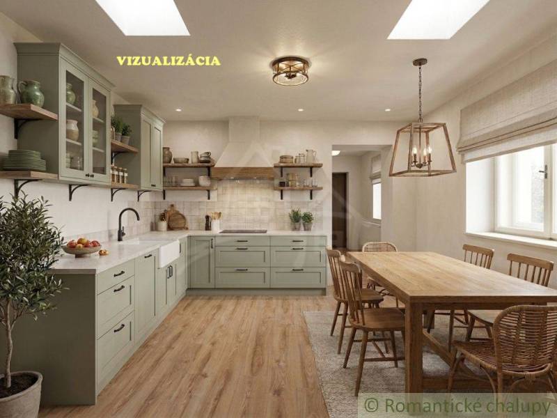 Vymeňte mestský hluk za ticho Bystričky: Domček s dušou a potenciálom - Interiér rodinného domu s kuchyňou, dreveným dekorom a kuchynským stolom s lampou.