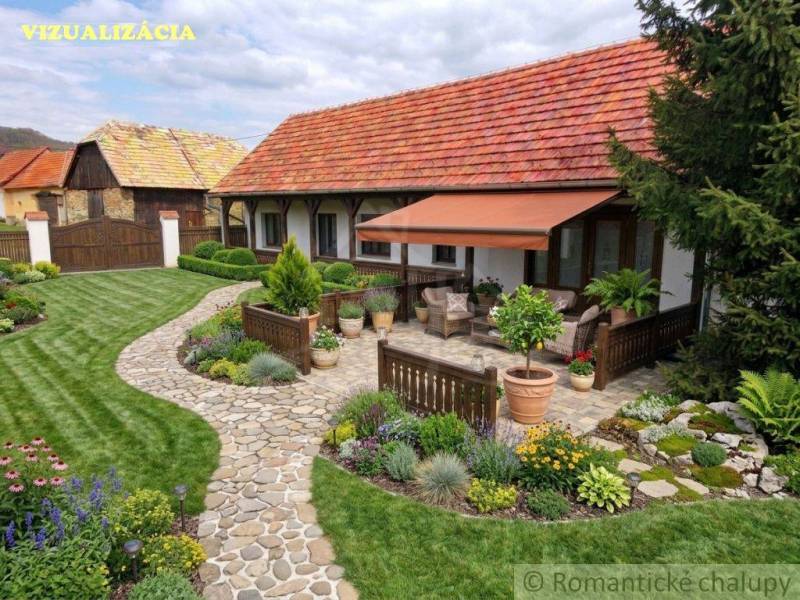 Vymeňte mestský hluk za ticho Bystričky: Domček s dušou a potenciálom - Rodinný dom v Ozdíne s kvetinovou záhradou a spevnenou terasou pod markízou.