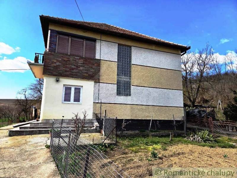 Rodinný dom s 2 bytovými jednotkami, veľkým pozemkom a hospodárskym zá - Rodinný dom v Kiarove s balkónom a záhradou na viditeľnom pozemku.