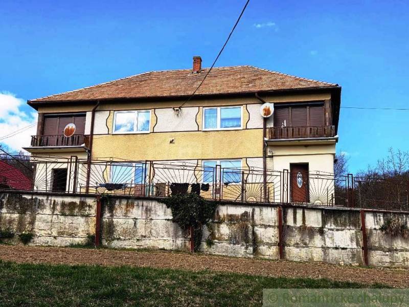 Rodinný dom s 2 bytovými jednotkami, veľkým pozemkom a hospodárskym zá - Rodinný dom v Kiarove s murovaným oplotením a satelitnou anténou.