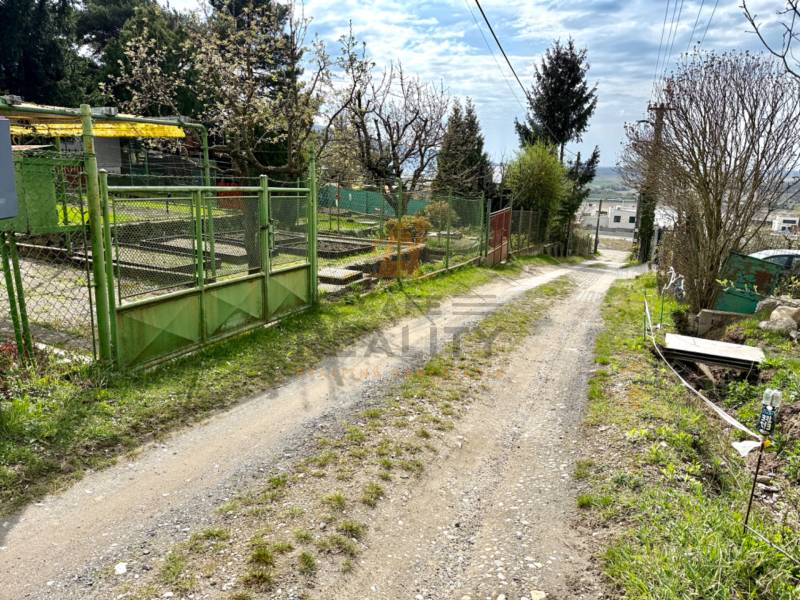 Na predaj pozemok so stav. povolením, Bratislava, Záhorská Bystrica - Vidiecka cesta s plotom na ulici Podkerepušky v Bratislave - Záhorskej Bystrici pri 2-izbovom byte.