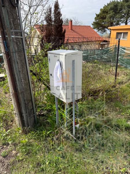 Na predaj pozemok so stav. povolením, Bratislava, Záhorská Bystrica - Exteriér v Bratislave - Záhorskej Bystrici na ulici Podkerepušky s elektrickým rozvádzačom.