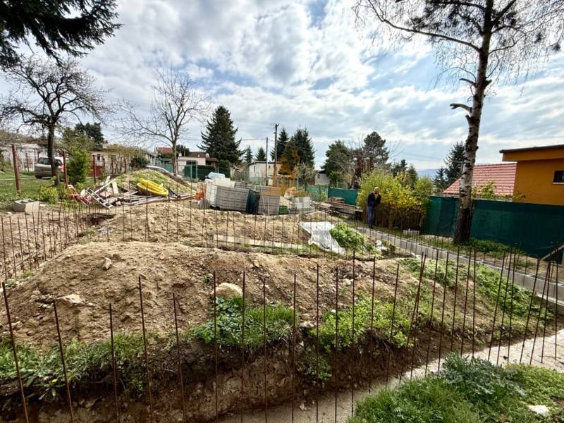 Na predaj pozemok so stav. povolením, Bratislava, Záhorská Bystrica - Stavebný pozemok na ulici Podkerepušky v Bratislave - Záhorská Bystrica.