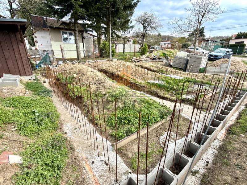 Na predaj pozemok so stav. povolením, Bratislava, Záhorská Bystrica - Stavenisko na Podkerepuškách v Bratislave - Záhorskej Bystrici s pripraveným železobetónovým základom.