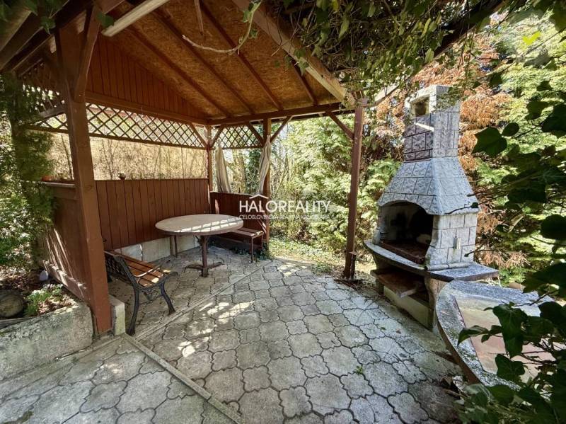 Predaj, záhradná chata Rimavská Sobota, Tormáš - EXK... - Pergola so stolom a kozubom v záhradách Rimavskej Soboty.