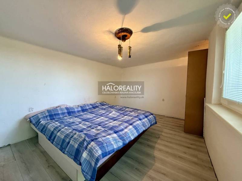 Predaj, záhradná chata Rimavská Sobota, Tormáš - EXK... - Pokojná spálňa s jednoduchou posteľou a podlahou s dreveným dekorom.